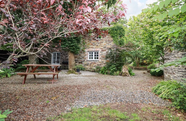 THE COTTAGE, pet friendly, with open fire in St Kew Highway