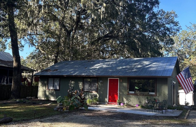 The Cottage with the RED DOOR, 5 minute walk to May River, restaurants & shops