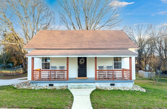 The Cotton Mill Cottage - charming 2 bedroom blocks from downtown Simpsonville