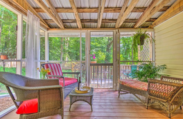 'The Country Cottage’ in Union Mills w/ Porch!