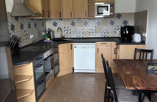 The country house is situated in a quiet location, close to hiking and biking trails & the highway.