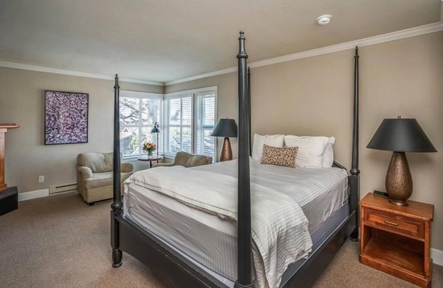 The Courtyard - Classic King Room at Cannon Beach Hotel Collection! Beach Access