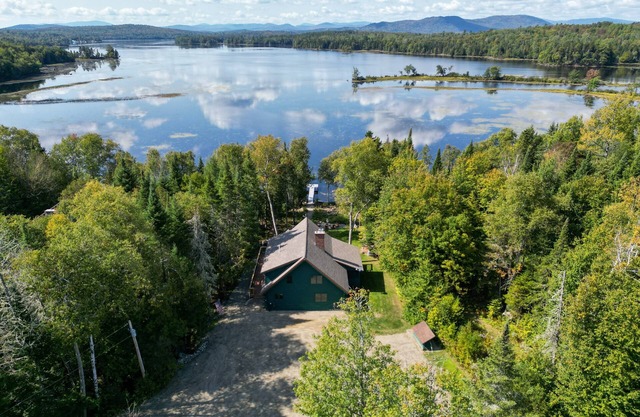 Belle maison en bois rond privée avec grande terrasse, foyer et quai sur le lac Umbagog !!