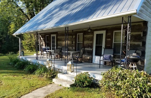 The Cove COZY COUNTRY COTTAGE...30 seconds from Patoka Lake...sleeps 12