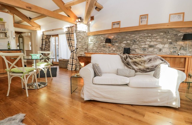 THE COW HOUSE, romantic, character holiday cottage in Shap