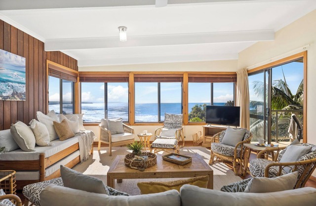 Stunning Views, Steps to the Beach, BBQ, Ideal for Family Holidays