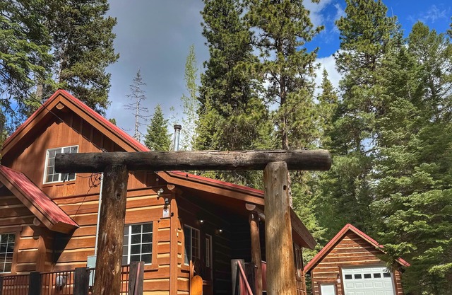 The Cozy Acorn Cascade Lake Retreat