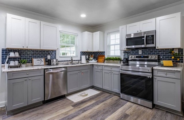 The Cozy Blue Cottage in Park Circle