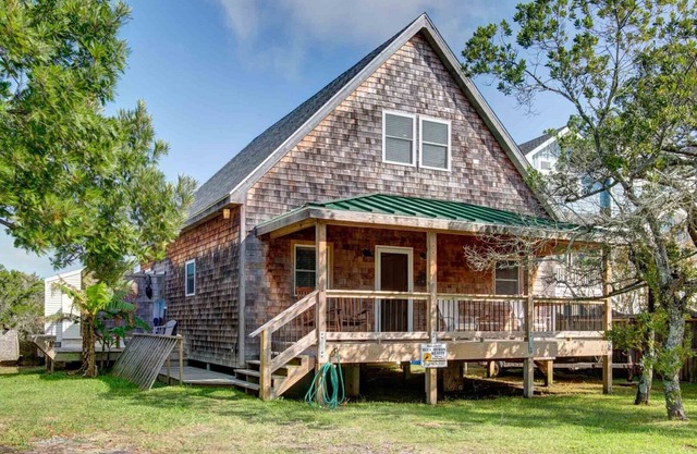 The Cozy Clam is a tastefully decorated cottage with two separate living rooms.