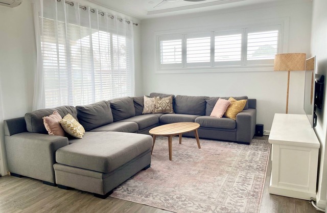 The Cozy Cottage - Charming Coastal Getaway in Charlestown