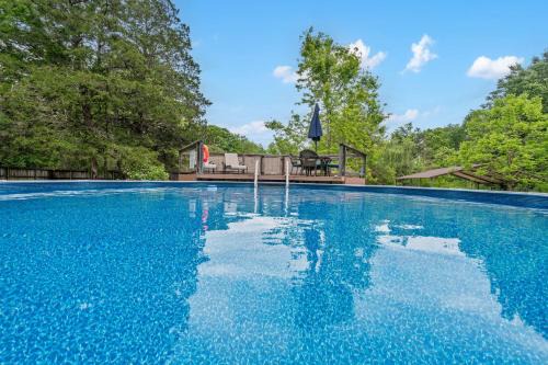 The Cozy Cottage Getaway - Private Pool & Hot Tub