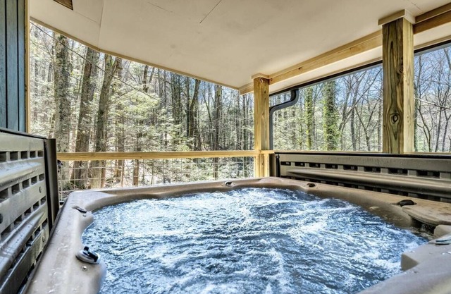 The Cozy Cove, Near River, $1089 FREE tickets each paid day, Dollywood and More!