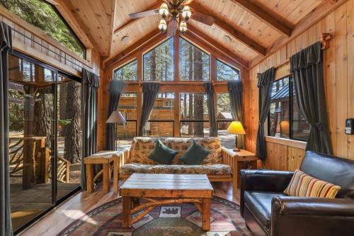 The Cozy Cub Cabin 7 Min to Lake
