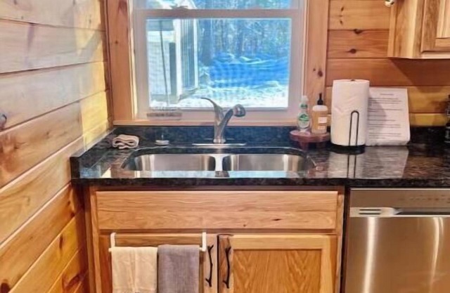 Cozy Maine Cabin just steps from Pushaw Lake!