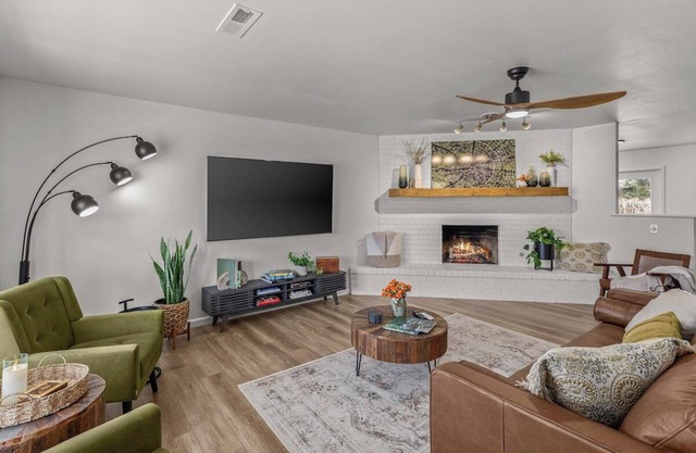 The COZY OZ · Hot Tub, Gas Firepit, Pet Friendly