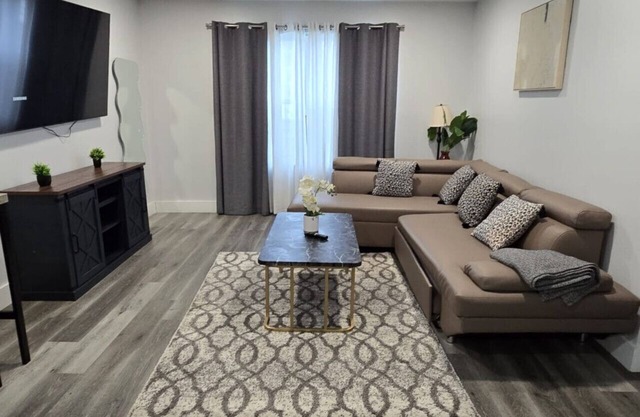 The Cozy Suite: 1BR with Free Parking