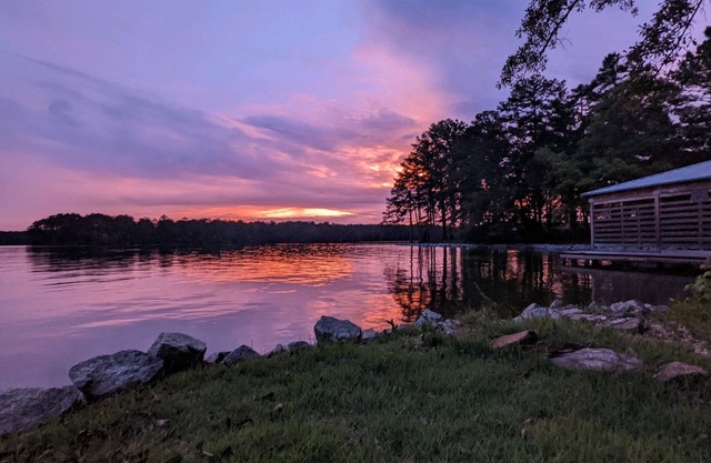 "THE CRESCENT" - Lakefront heaven w/ big views, sunset, private cove & hot tub