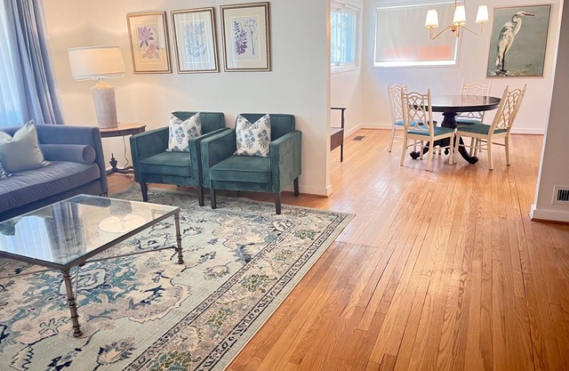 The Crestwood Cottage - Sleeps 9; Fully Fenced Backyard