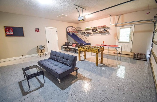 The Crimson Retreat | 5 miles to Stadium, Foosball, Ping pong, BBQ