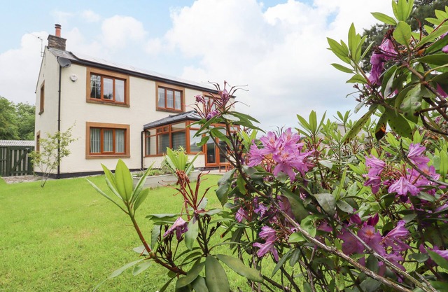 BOWLAND FELL COTTAGE, family friendly, with pool in Tosside
