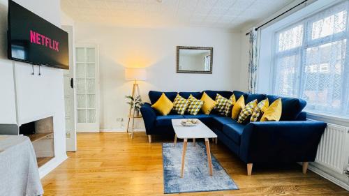 "The Cromwell" I Contractor's Haven Borehamwood I 3 - 6 Beds I Free Parking, Netflix & Sky Sports