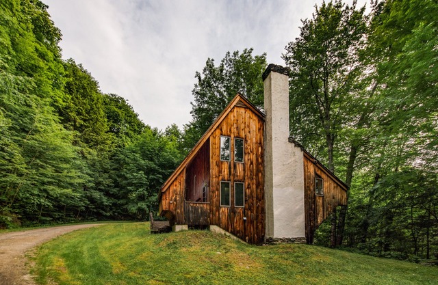 "The Crooked House" avec sauna sur un terrain boisé privé près de Woodstock, Killington