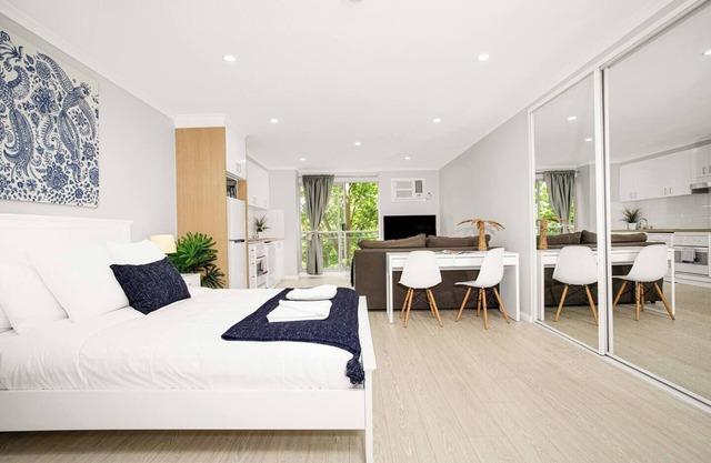 The Crows Nest Spacious Studio with Balcony