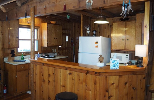 The Crystalaire Cabin - Charming, Relaxing, and Peaceful in A Very Quiet Area!