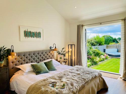 The Cuckoo's Retreat - Luxurious home with private garden & jacuzzi