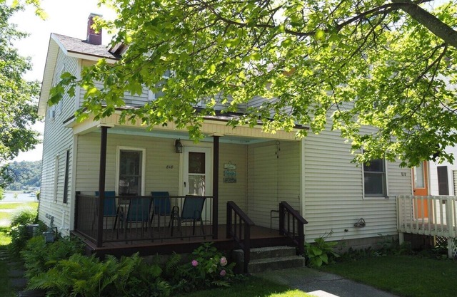 The Cute & Cozy - Lower Apt. - GREAT LOCATION! WALK TO DOWNTOWN AND LAKE MICHIGAN!
