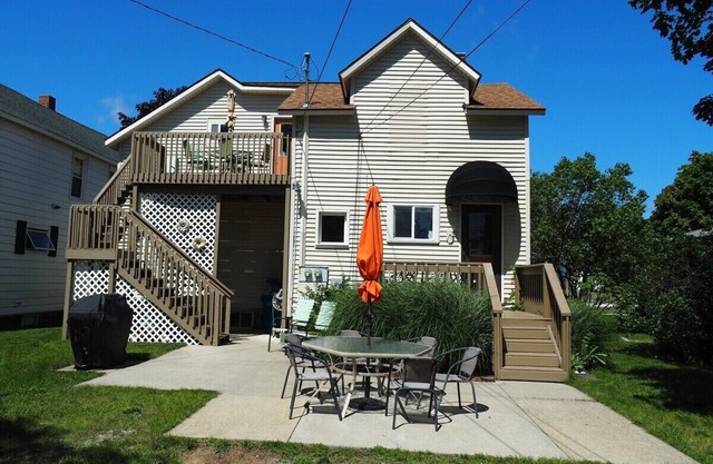 The Cute & Cozy - Upper Apartment - GREAT LOCATION! WALK TO BEACH AND DOWNTOWN! A/C!