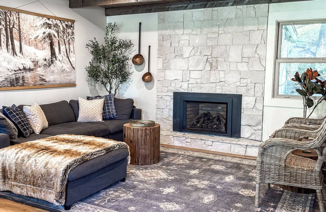 The cutest little lakeview cabin! Walk to Beaches + Restaurants