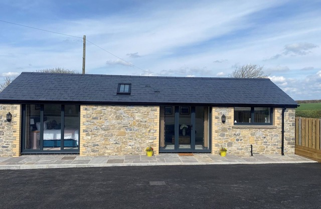 THE CWTCH, pet friendly, with hot tub in St Brides Major