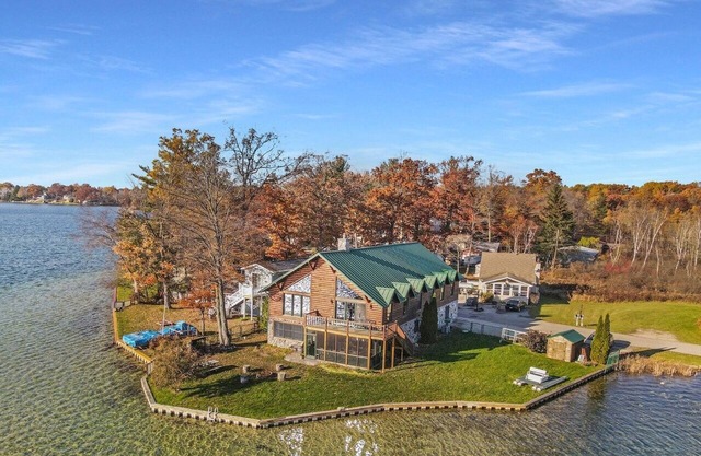 The Derby Lodge - Lake living at its finest!!