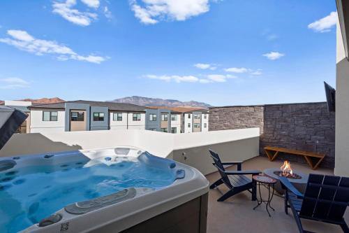 The Desert Haven-Rooftop Hot Tub & Game Room