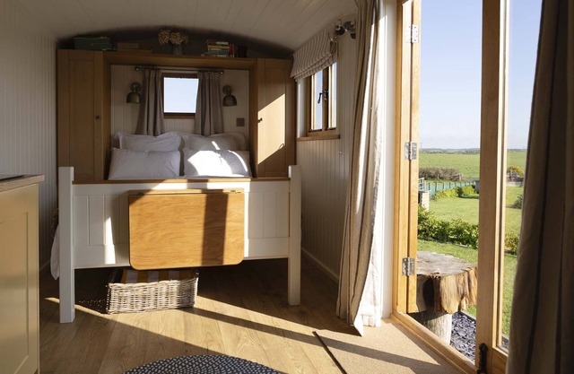 The Dilly: Luxury, romantic shepherd's hut for two on Anglesey