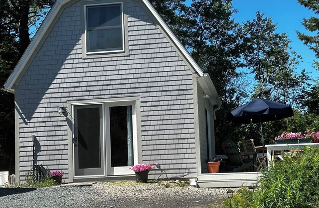 The Doll House at Summer Winds with AC and WiFi in Seal Cove