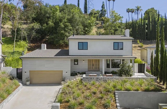 The Dona Modern: Prime Studio City Location with Indoor-Outdoor Flow