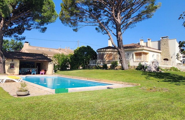 AUX PORTES D'AVIGNON VILLA CLIMATISEE PISCINE JARDIN
