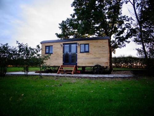 The Dragonfly - Luxury Lakeside Shepherds Hut