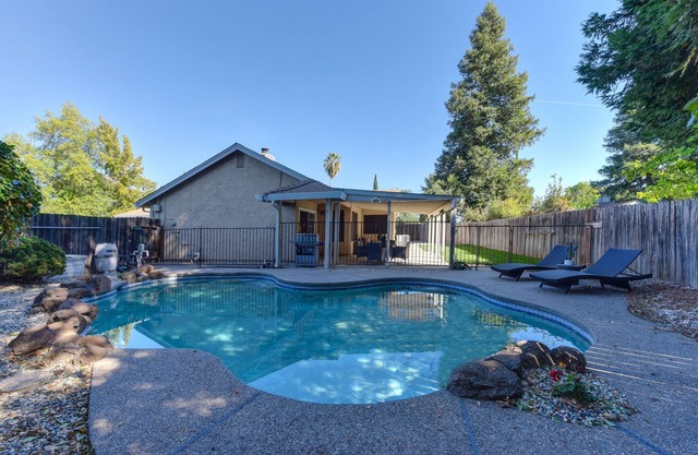 The Dream House Pool Garden Grill Près du centre-ville de Sacramento et Roseville
