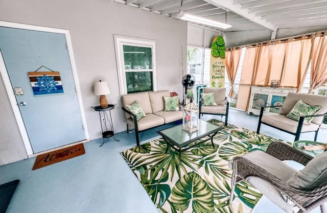 The Driftwood Hideaway - Daytona Beach, FL - Minutes from the Beach & More!!