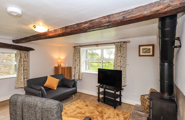 THE DUCK HOUSE, pet friendly, with open fire in Brampton, Cumbria