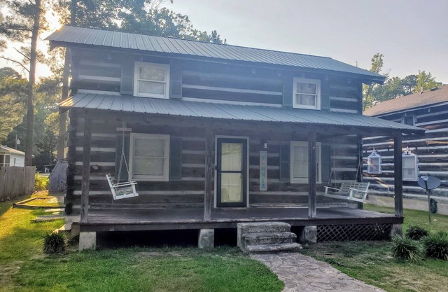 The Ducks Summer Nest @ White Lake NC. A cozy, 5-bedroom 3-bath cabin.