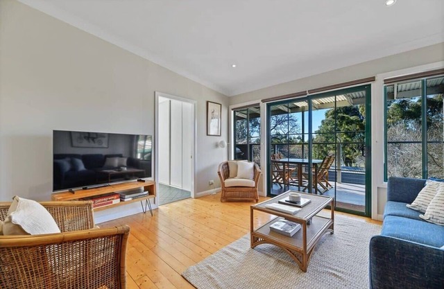 The Durham - Revamped 1930s Retreat, Pets Allowed