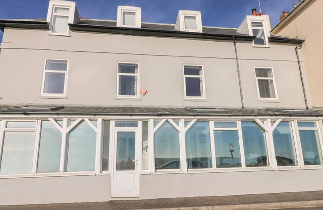 Les Eaves, SANDGATE