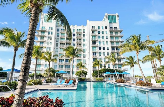 Beautiful 2/2 Corner Unit in WPB