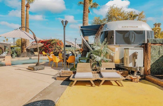 The Egyptian - Retro Modern Motel - COMBO 00/01