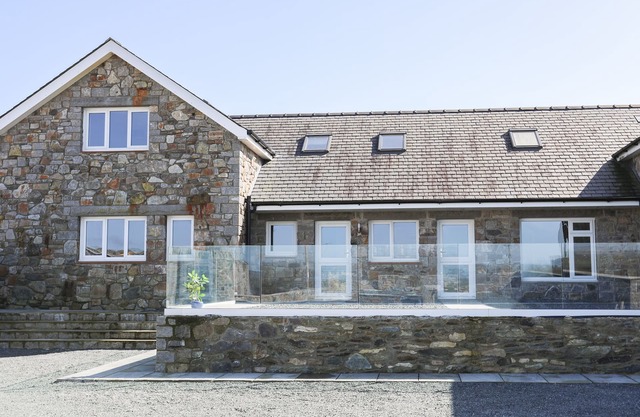 THE ELBERRY, pet friendly, with open fire in Newborough