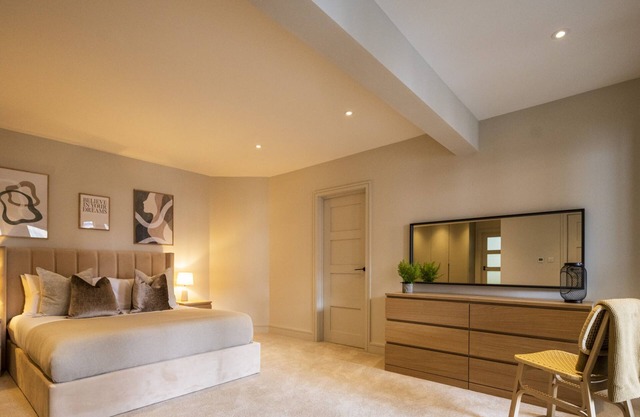 The Elizabeth Suite - Brand New 3 Bedroom With Parking